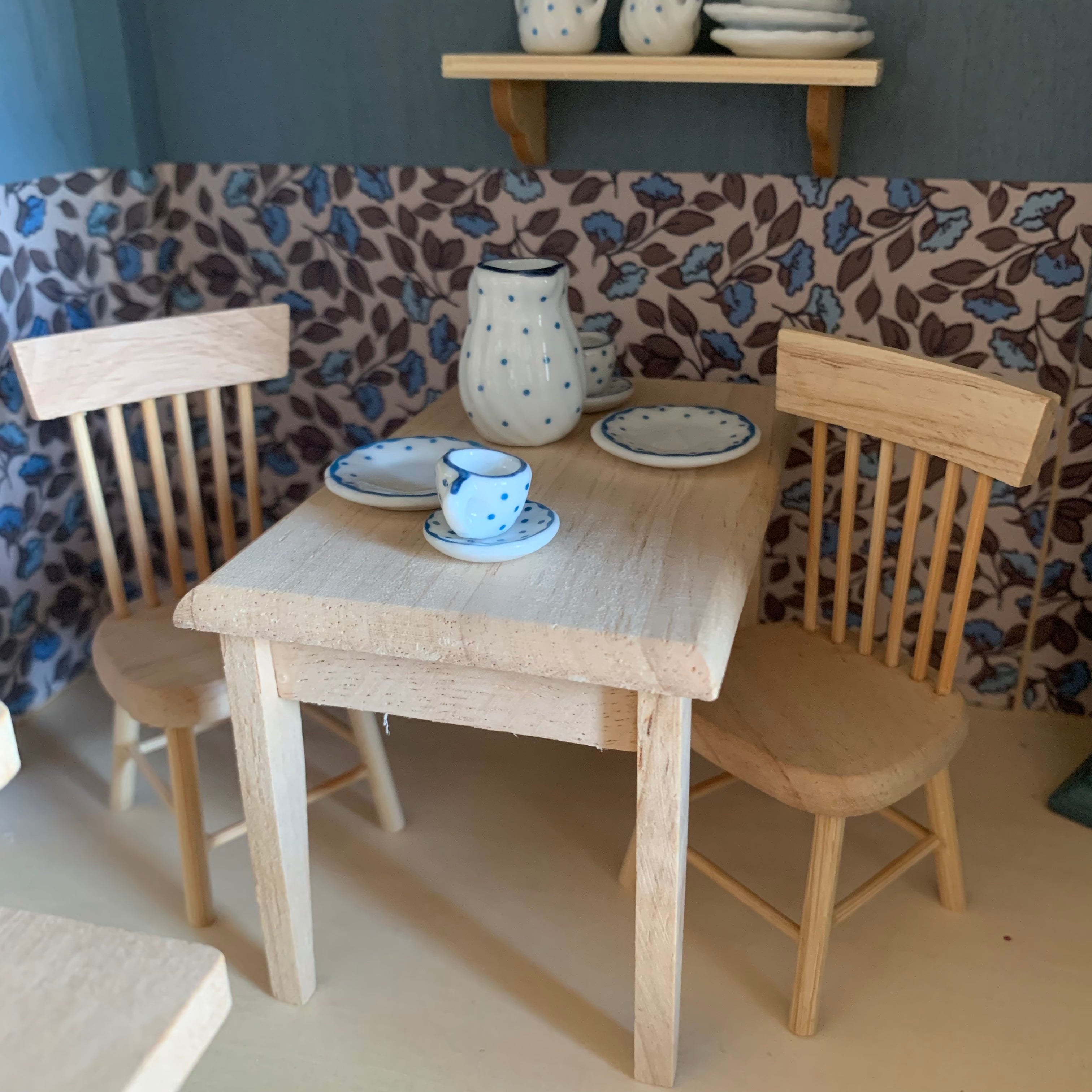 Miniatur Esstisch mit Stühlen – Tinyfoxes