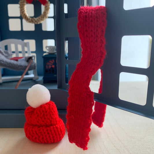 Miniatur Schal mit Mütze