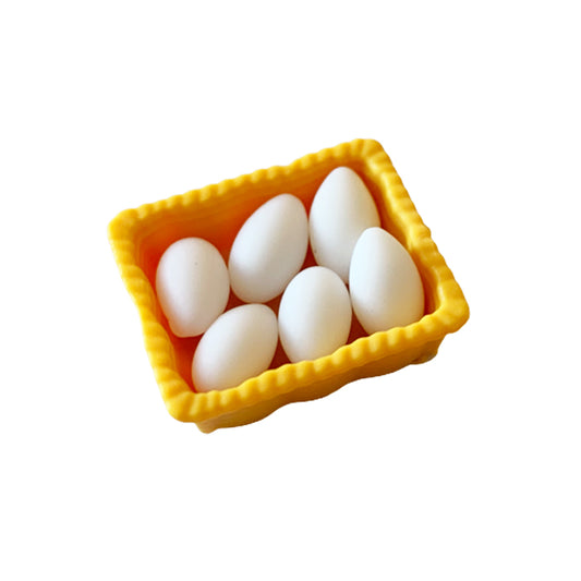 Miniatur Eier im Körbchen